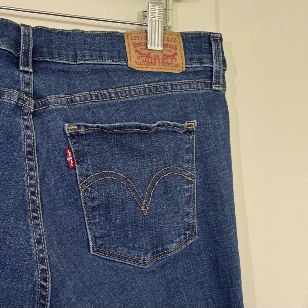 Levi’s Classic Bootcut Denim Jeans Women’s Size 12 Classic Relaxed Fit Western - Picture 7 of 9